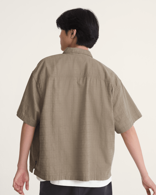 TANGRAM ベージュ Vネック TURF WIND SHIRTS Larkspur Solid Shirt in Bungee Cord Brown | Vans