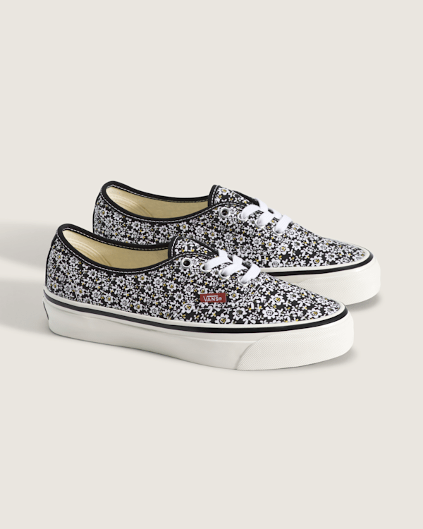 Premium Authentic Shoe in Black / White Black | Vans