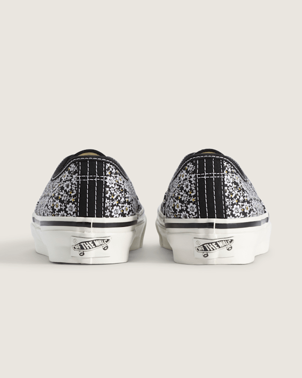 Premium Authentic Shoe in Black / White Black | Vans