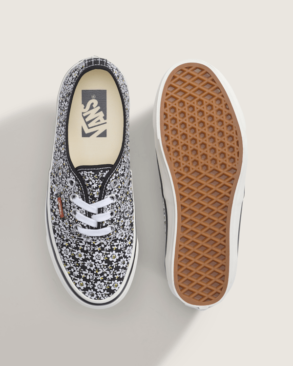 Premium Authentic Shoe in Black / White Black | Vans