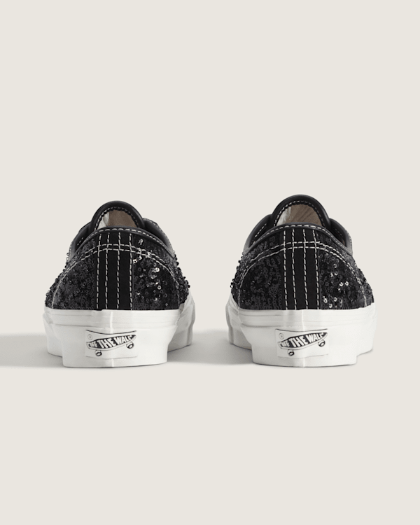 Premium Authentic Shoe in Black / White | Vans