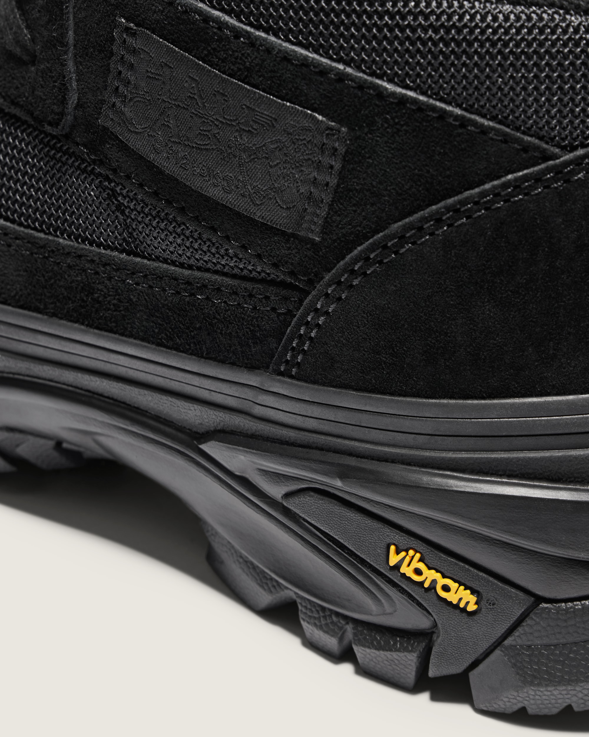 OTW Half Cab 33 Trail Vibram VANS Black ALT4