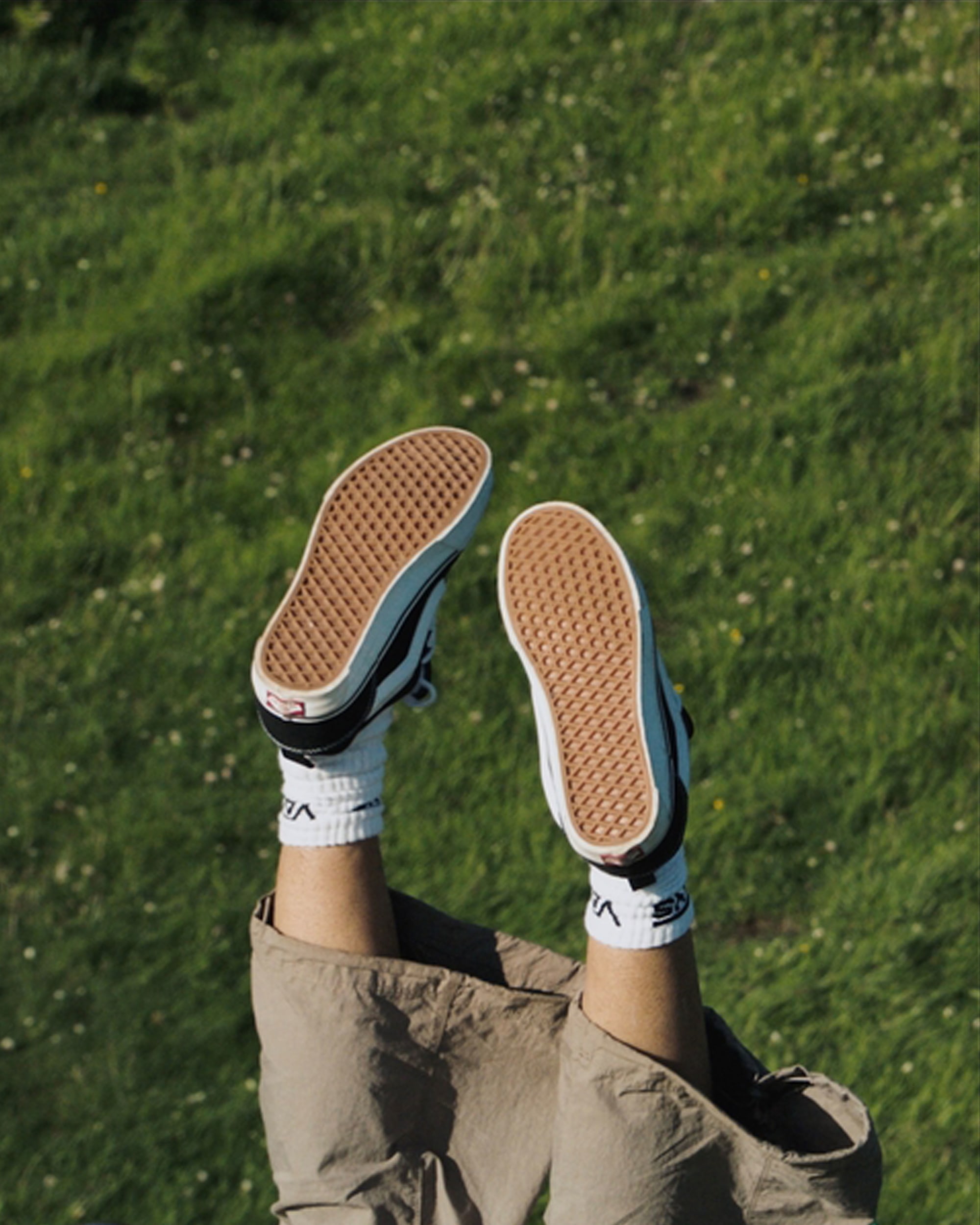 Knu Skool Shoe VANS Black  True White ALT2