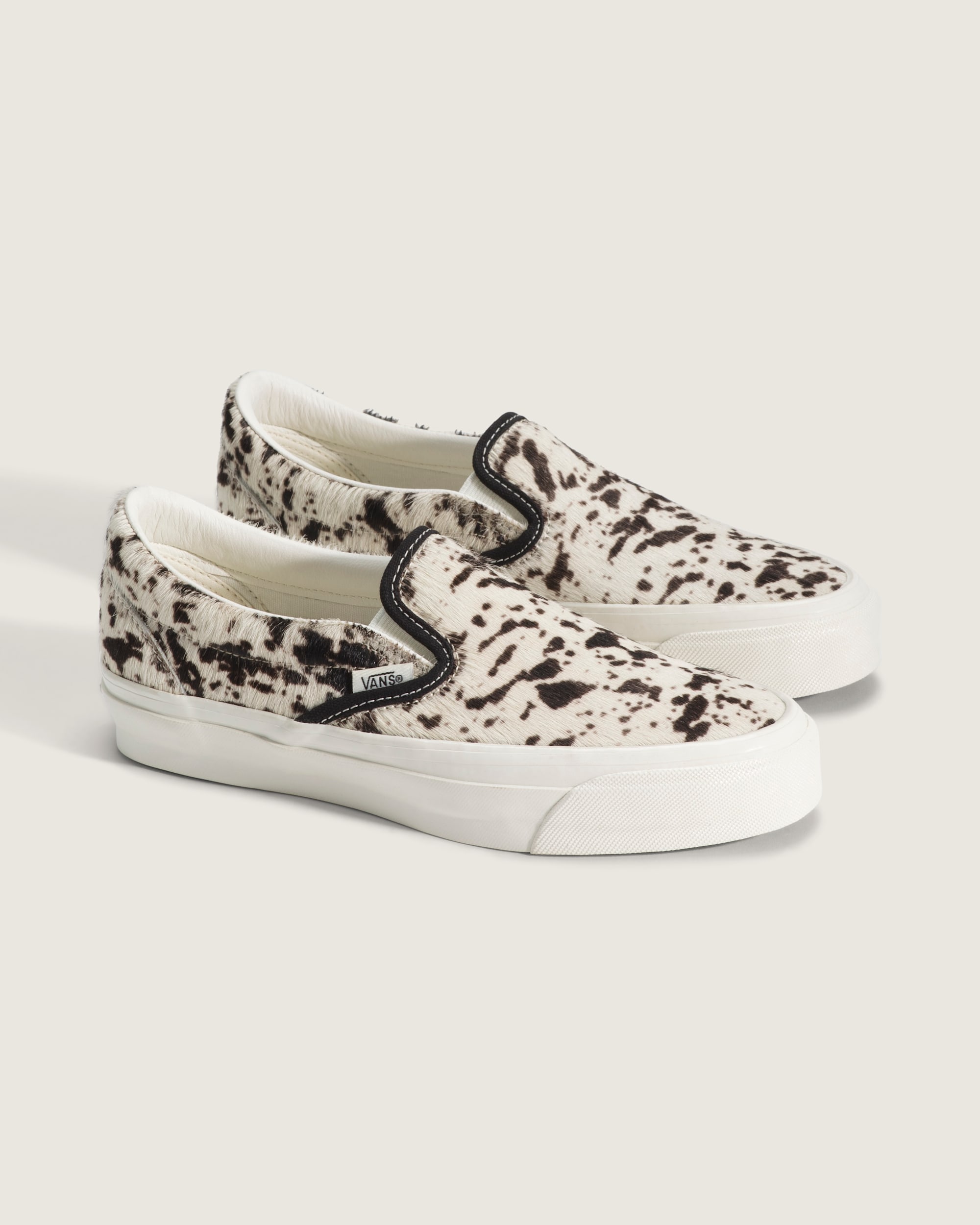 Premium Classic SlipOn Shoe VANS Black  White ALT1