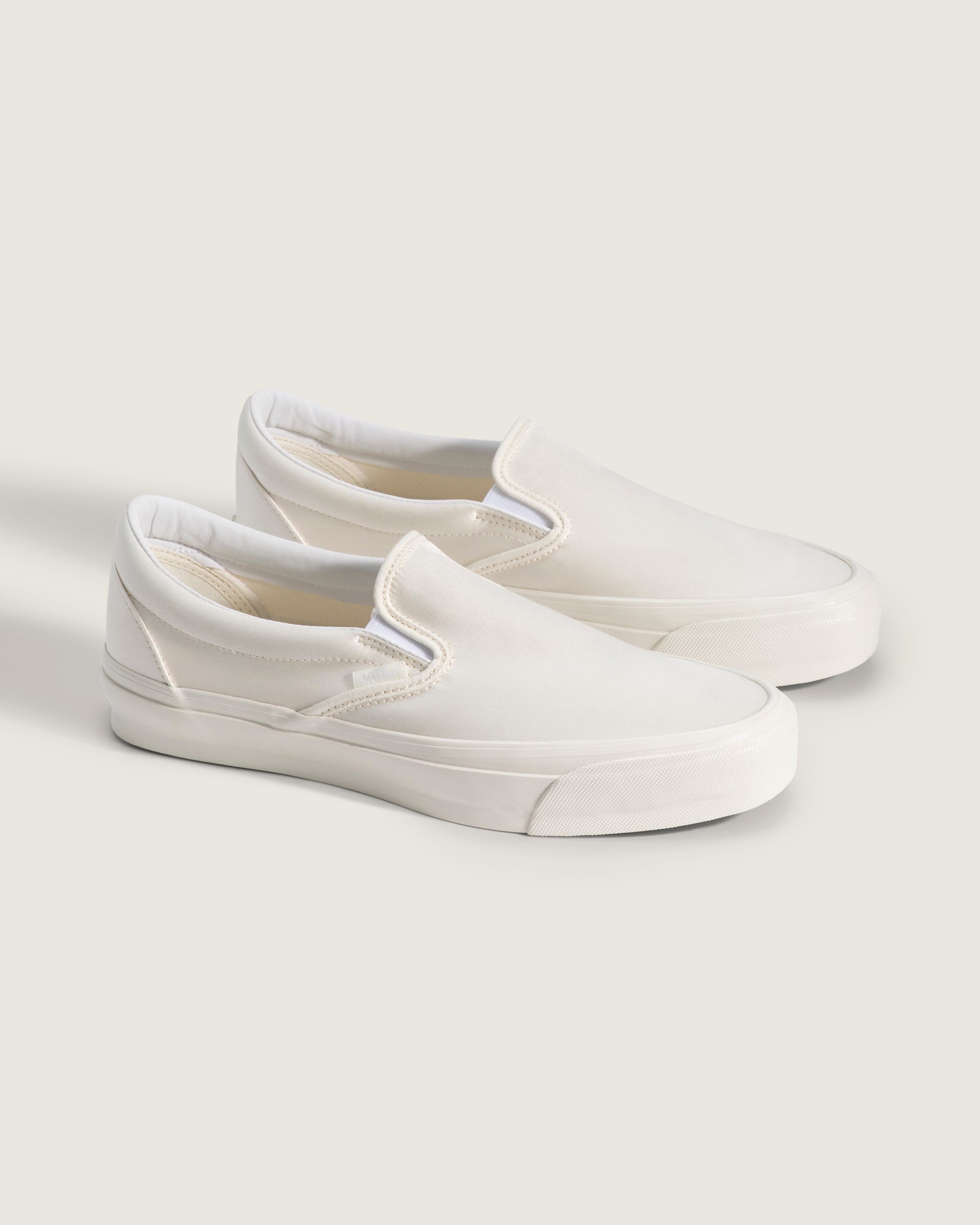 Premium Classic SlipOn Shoe VANS Egret White ALT1