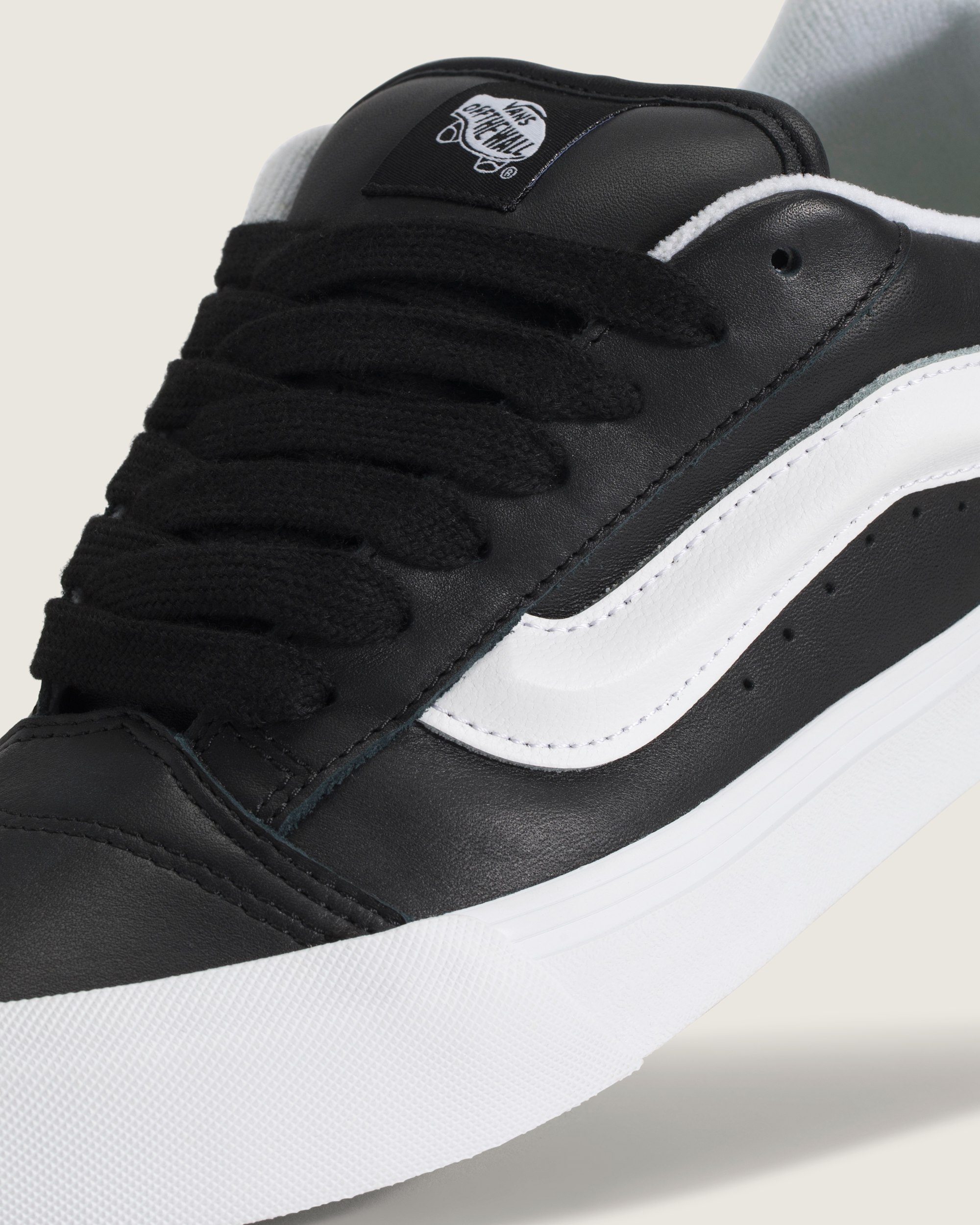 Knu Skool Shoe VANS Black  True White ALT4