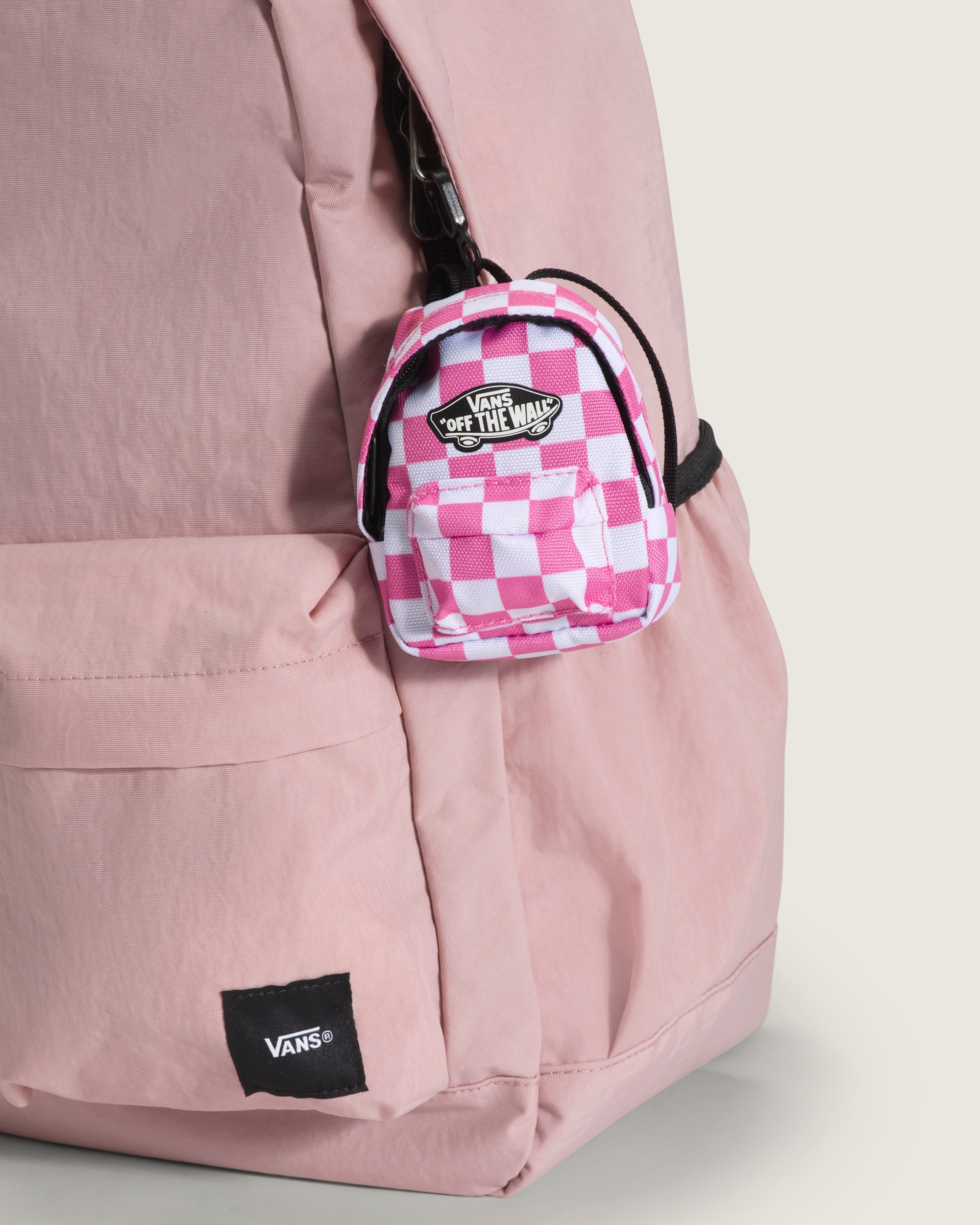 Breloque de sac Micro Old Skool  damier VANS Rose ptillant ALT1