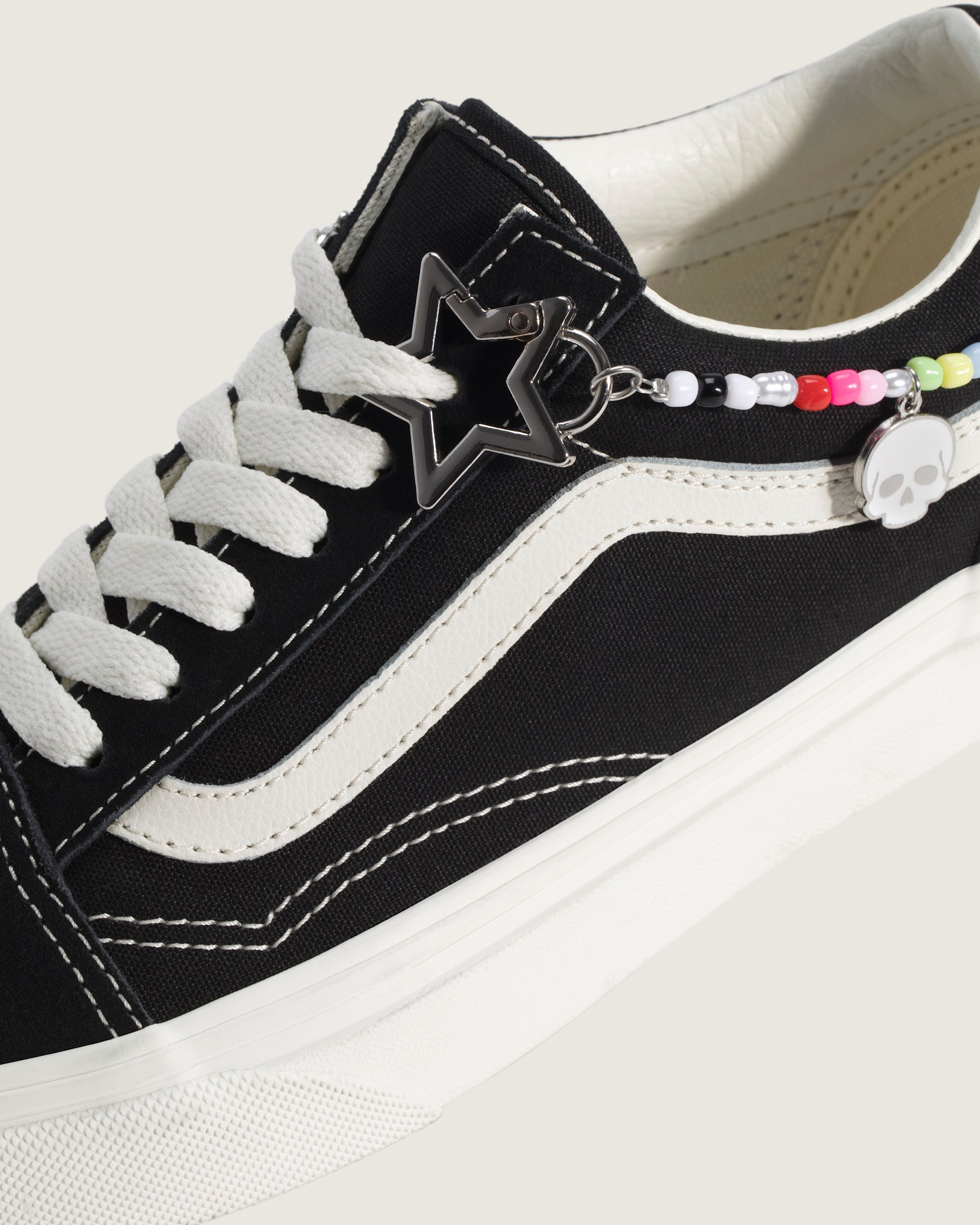 Big Kids Old Skool Shoe VANS Charms Black  Marshmallow ALT4