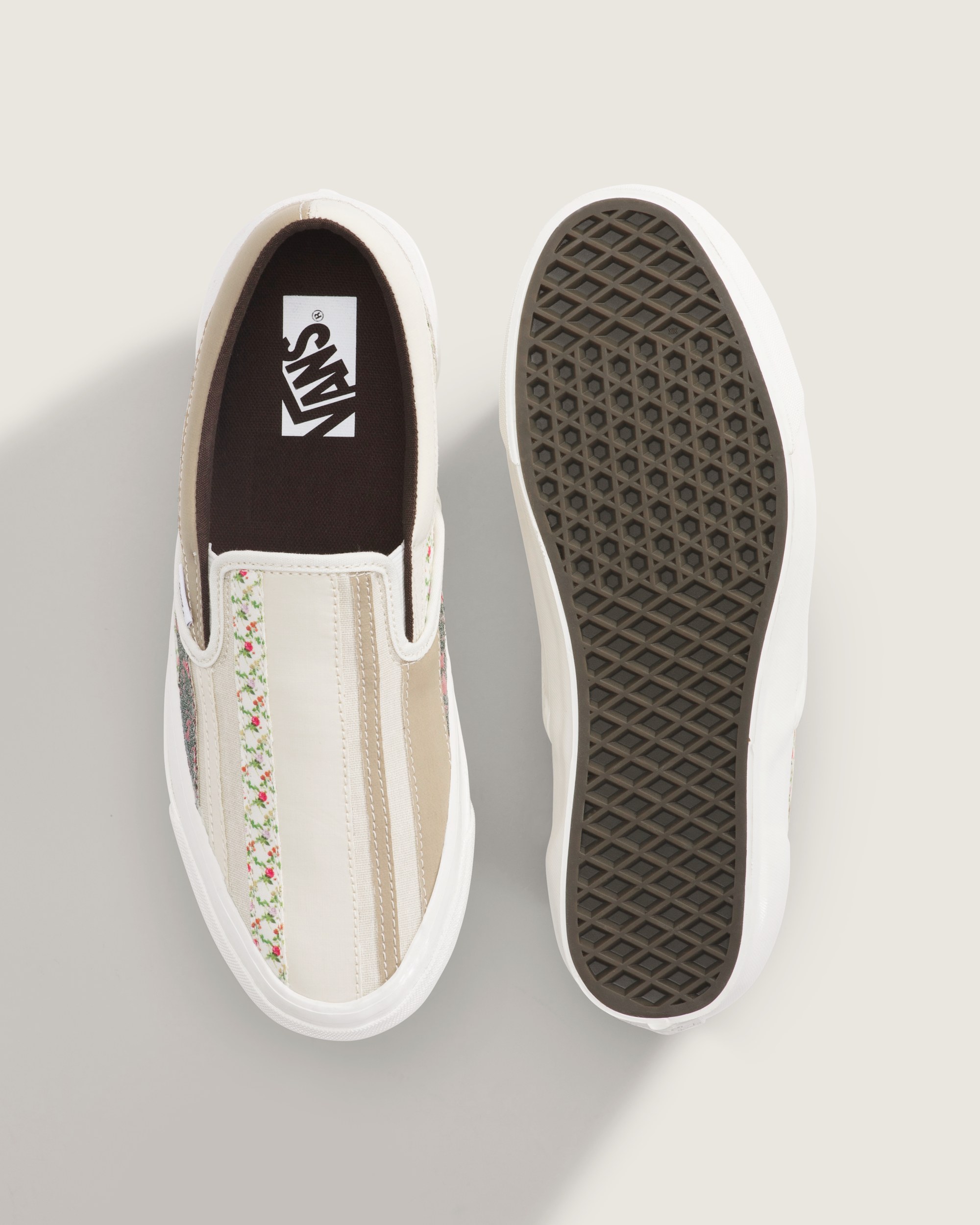 Premium Classic SlipOn Shoe VANS Incense Brown  White ALT2