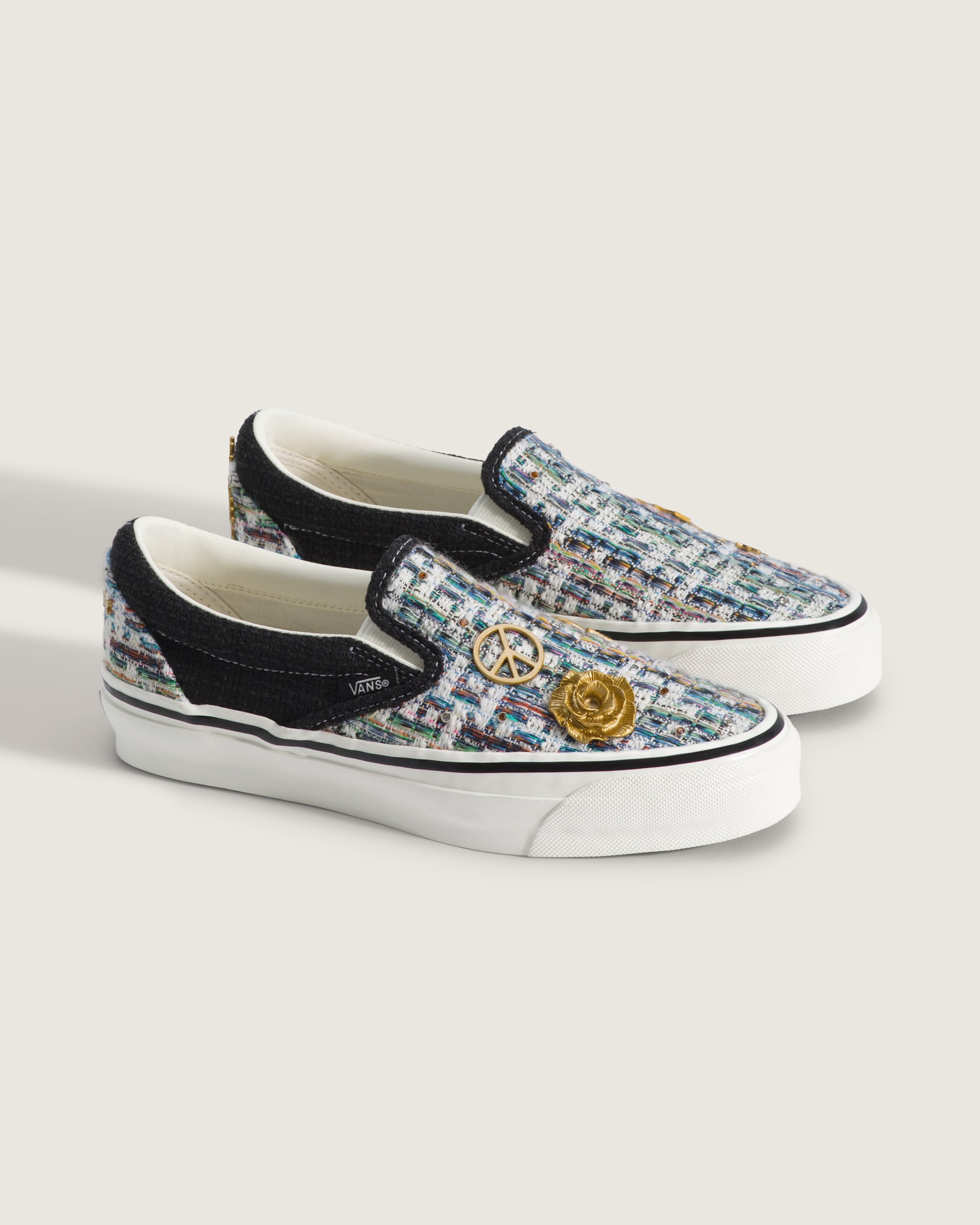 Premium Classic SlipOn Shoe VANS Black  White ALT1