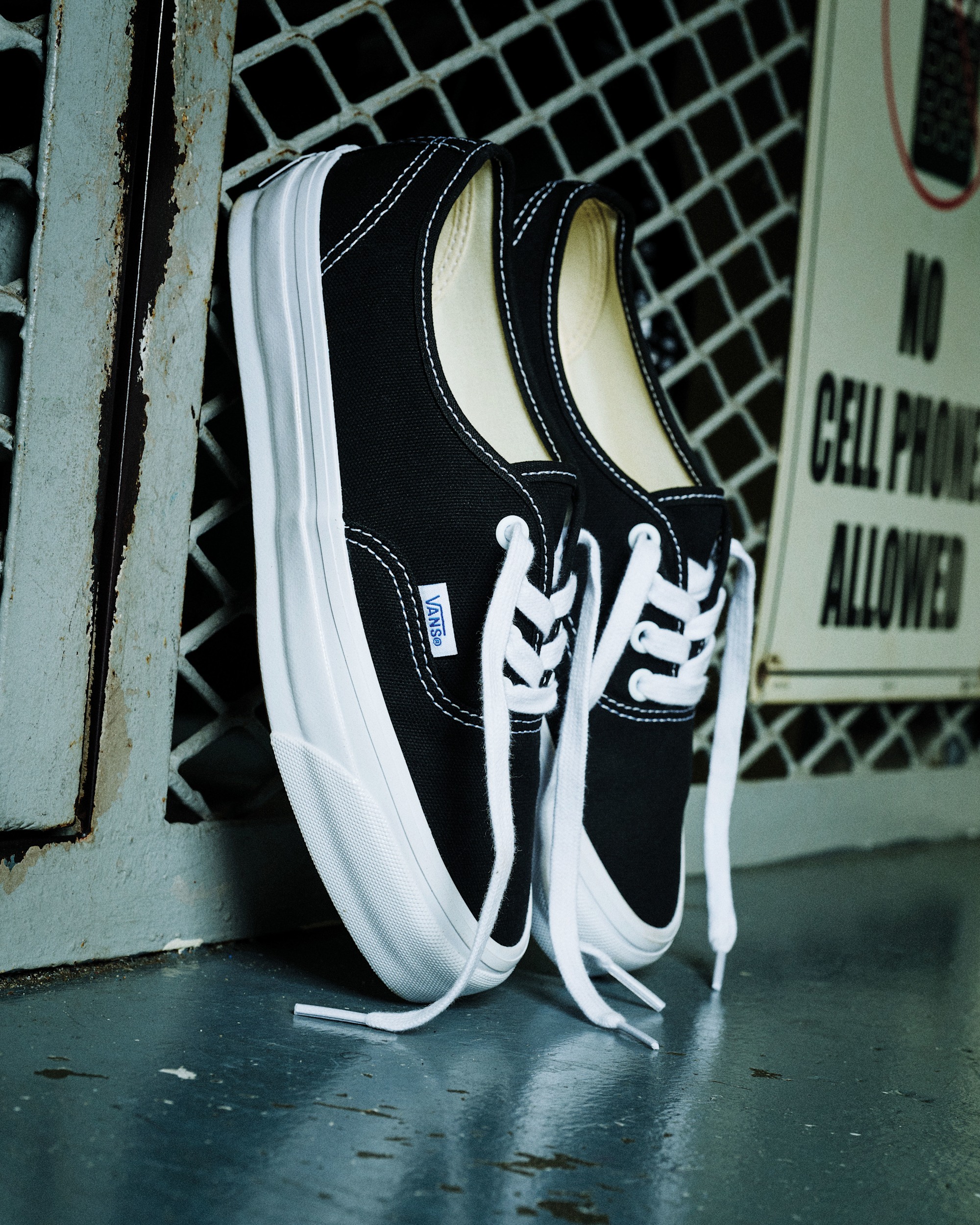 Premium Authentic Shoe en Black / White | Vans CA