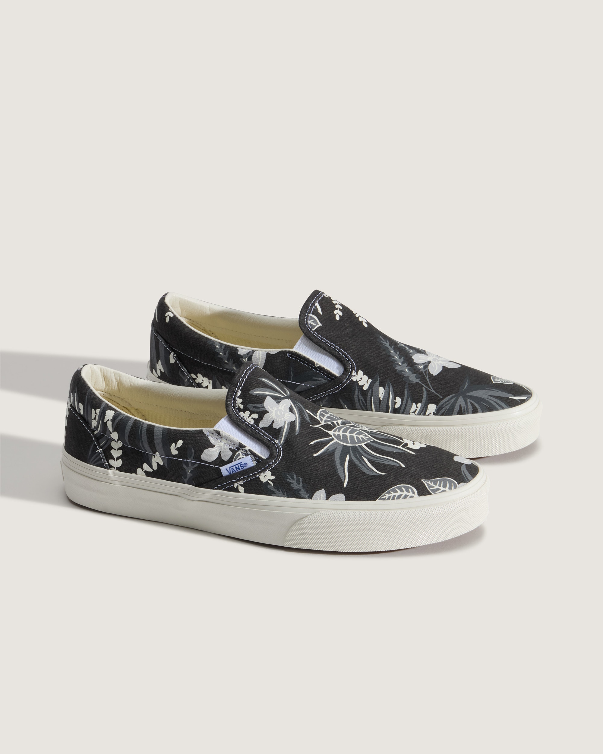 Classic SlipOn Shoe VANS White  Black ALT1