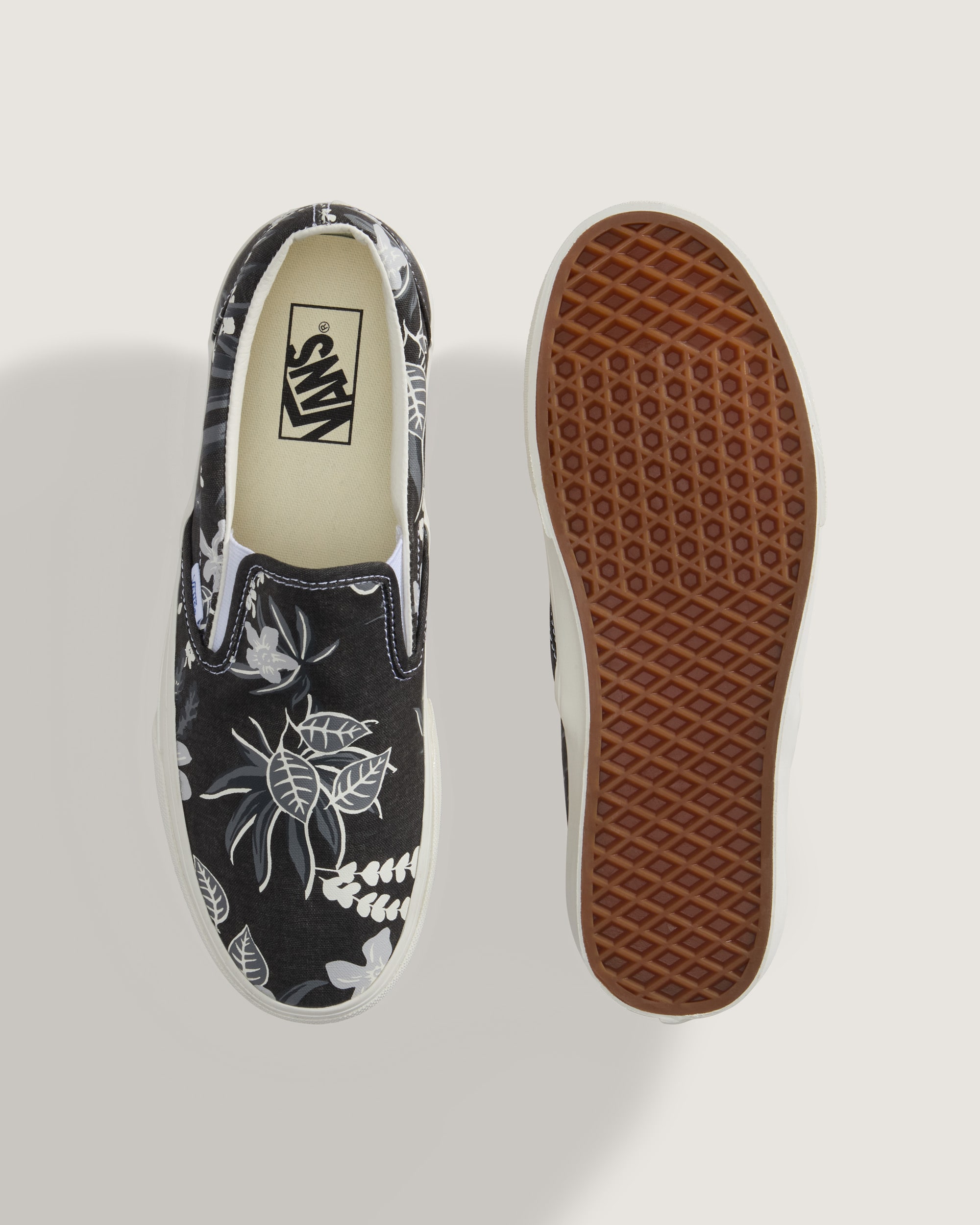 Classic SlipOn Shoe VANS White  Black ALT2