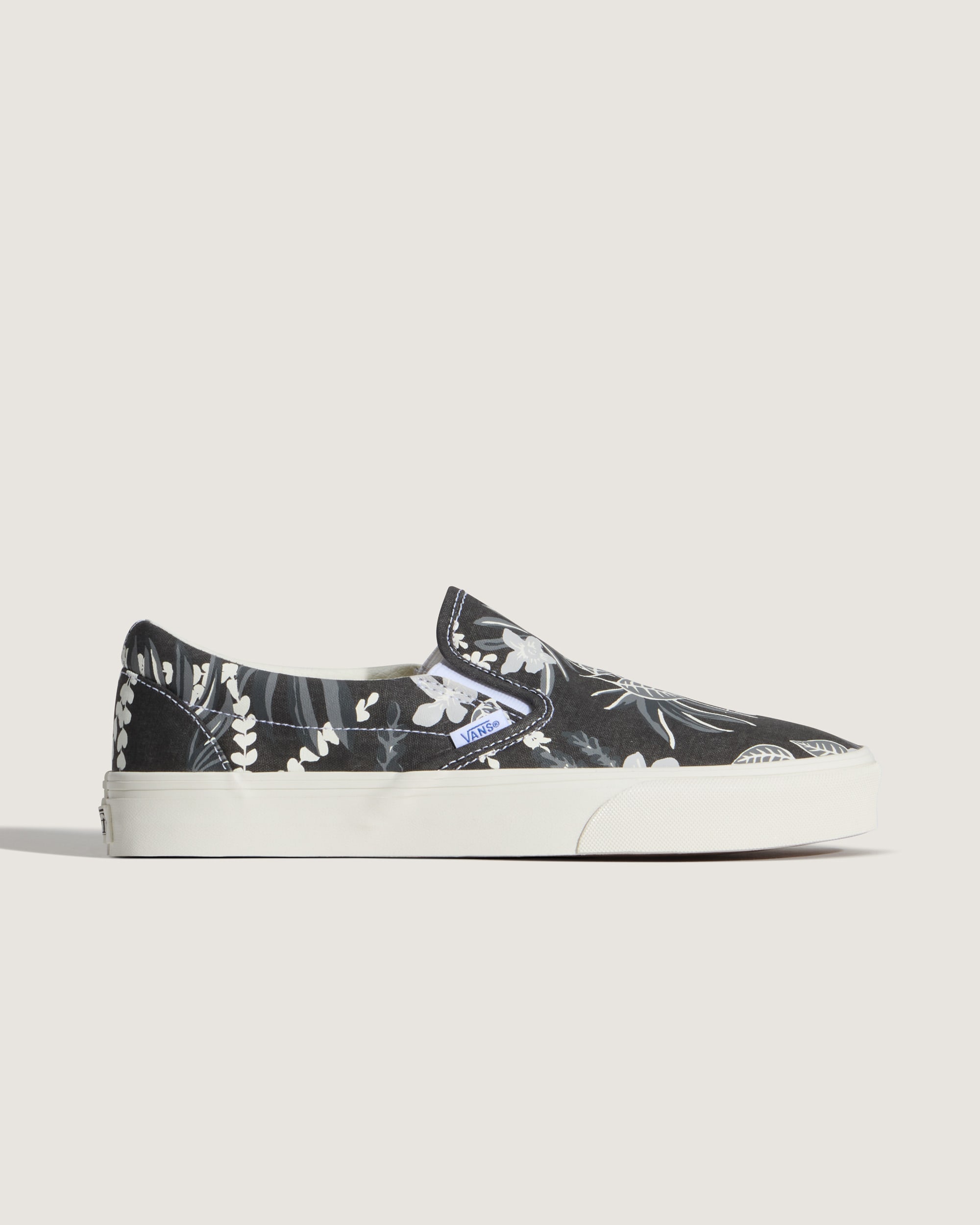 Classic SlipOn Shoe VANS White  Black ALT5