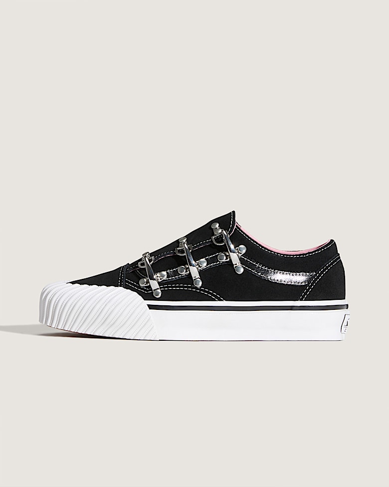 Old Skool Shoe in Black / White | Vans
