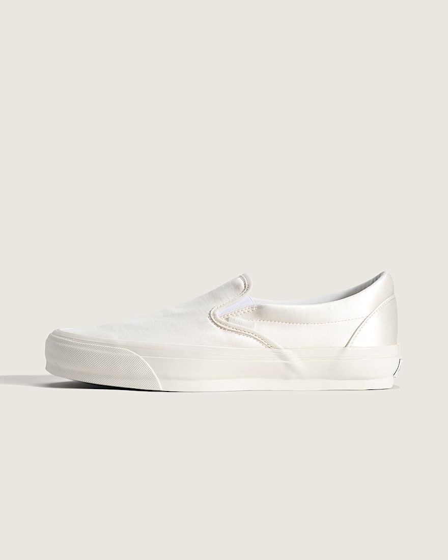 Premium Classic SlipOn Shoe VANS Egret White HERO