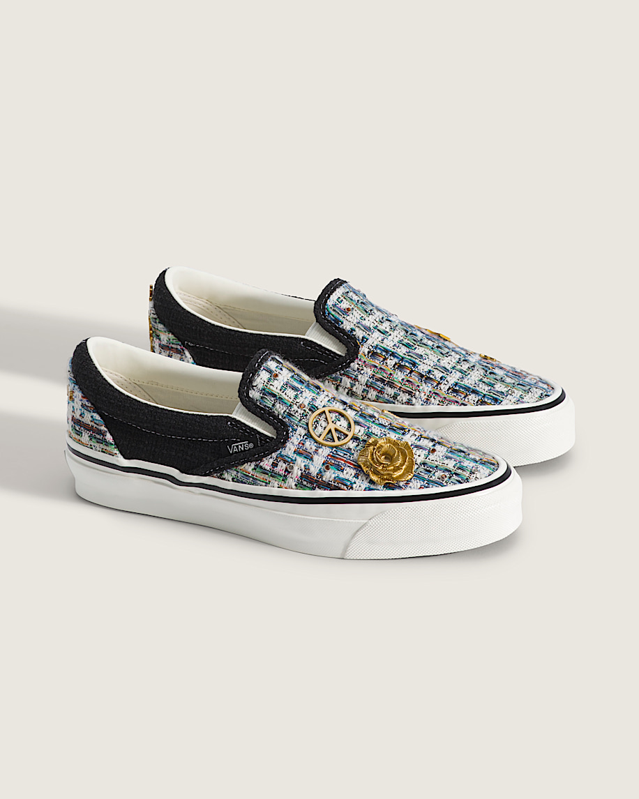 Premium Classic SlipOn Shoe VANS Black  White ALT1