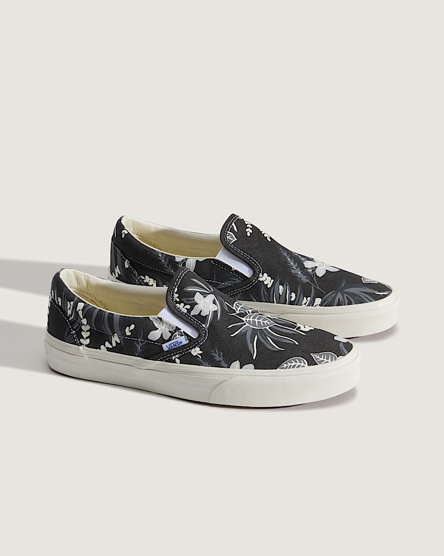 Classic SlipOn Shoe VANS White  Black ALT1