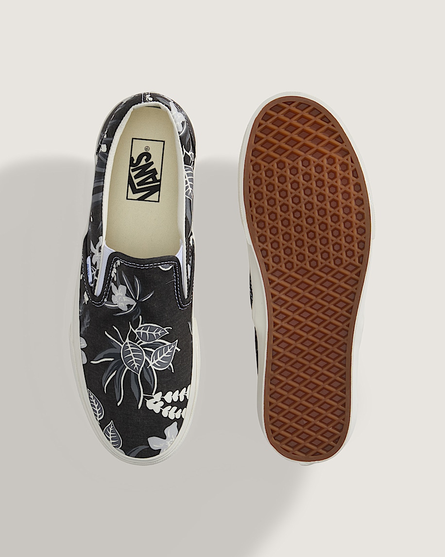Classic SlipOn Shoe VANS White  Black ALT2