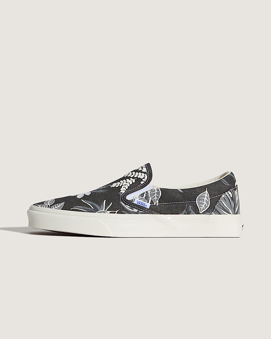 Classic SlipOn Shoe VANS White  Black HERO