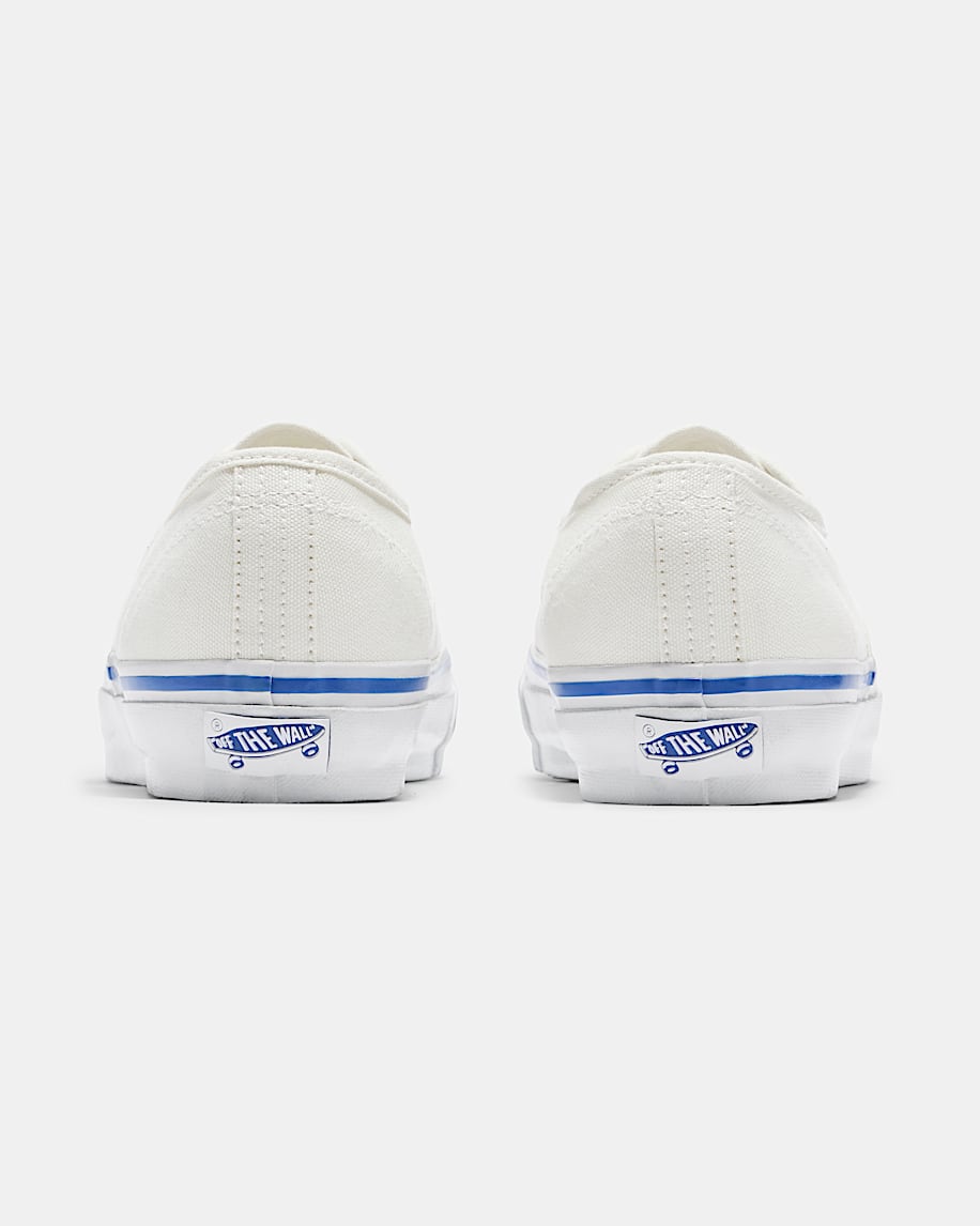 商品画像：Premium Authentic Shoe in Black / White | Vans 3