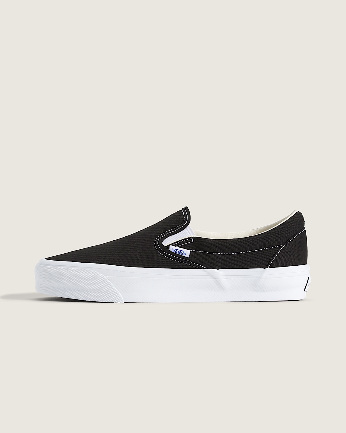 Premium Authentic Shoe in Black / White | Vans