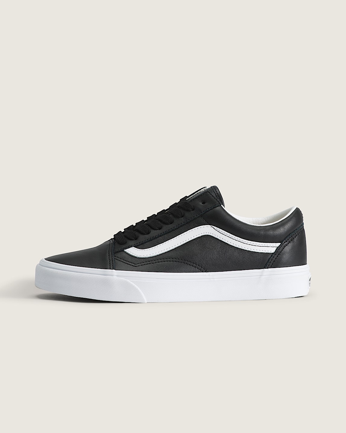 Knu Skool Shoe in Black | Vans