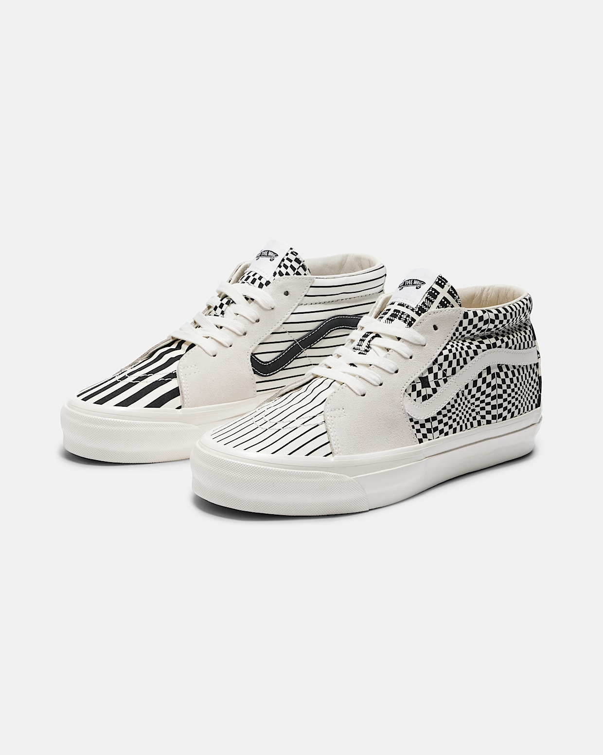 Premium Sk8 Mid 83 in Marshmallow Black White Vans