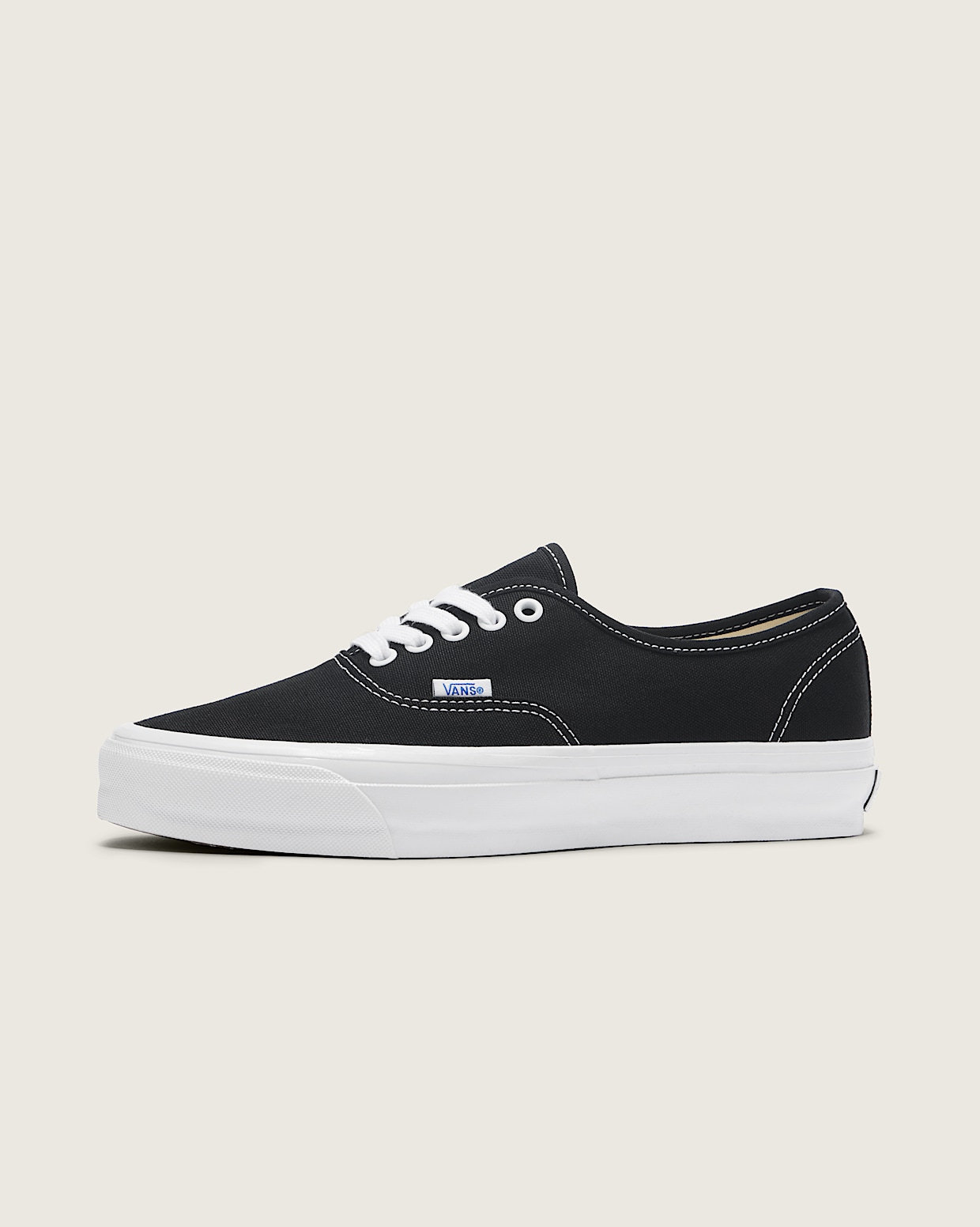 Premium Authentic 44 in Black White Vans